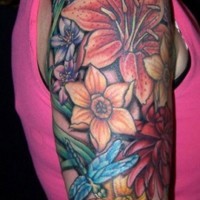 Tatuaje en el brazo,
flores tropicales pintorescas