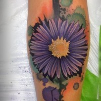 grande acquerello fiore aster tatuaggio su braccio