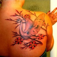 grande bianco cigno su albero fiorito tatuaggio suschiena di ragazza