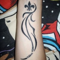 Tatuaje en el antebrazo,
pluma y flor de lis, tinta negra