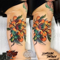 Gran flor amarilla y tatuaje de insecto