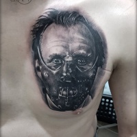 Hannibal Lecter Tattoo auf der Brust