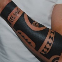 Männer schwarz tattoo unterarm 40 polynesischen