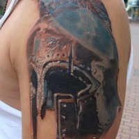 Tatuaje  de casco imperial en el brazo