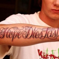 citazione speranza ultima a morire tatuaggio su braccio