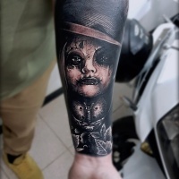 Horror Girl Tattoo am Unterarm