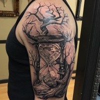 Tatuagem de ampulheta e árvore da vida no ombro