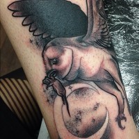 Schwarzweißes Bein Tattoo von riesiger Eule mit winzigem Nagetier im Schnabel