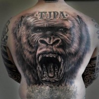 Riesiges Rücken Tattoo mit realistischer schwarzweißer Gorill