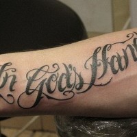 Tatuaje en el antebrazo, en manos de Dios frase