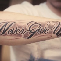 inspira mai rinunciare  bella scrittura tatuaggio su braccio