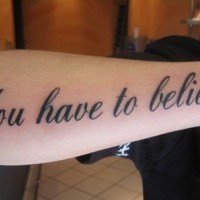 inspira di credere bella scrittura tatuaggio su braccio