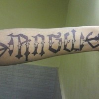 Tatuaje en el antebrazo, palabra con letra estilizada
