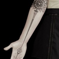 Interessantes Design Tattoo von schwarzer Mandala in Tusche  am Unterarm