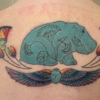 Tatuaje en la espalda,
hipopótamo y flores y alas