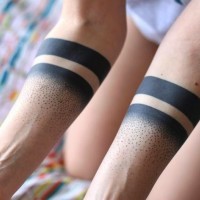 Interessantes Design Tattoo von  Doppelband mit Tupfen am Unterarm