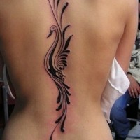interessante disegno ornamento verticale inchiostro nero cigno tatuaggio su colonna vertebrale