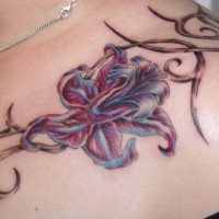 Tatuaje en el hombro, flor con ramita rizada