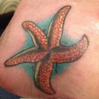 Tatuaje  de estrella de mar realista en el talón