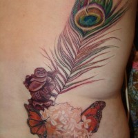 Tatuaje en el costado,
pluma de pavo real, estatua de buda y mariposas
