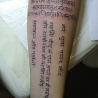 Interesting vertical and horizontal foreign language quoters tattoo on arm