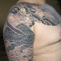 Tatuaje en el hombro, cisne negro en ondas