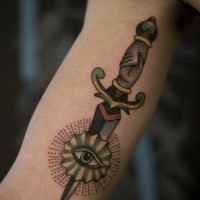 Tatuaje en el brazo, daga única con ojo misterioso