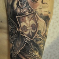 Cavaleiro com espada e tatuagem de escudo Fleur de liss