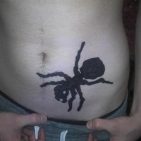 Tatuaje  de hormiga grande negra en la cadera