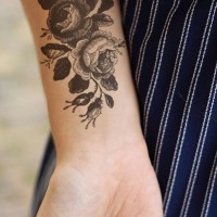 Große schwarze Vintage Rose Blumen Tattoo am Handgelenk