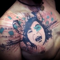 Tatuagem no peito e ombro grande de lixo polka retrato e letras