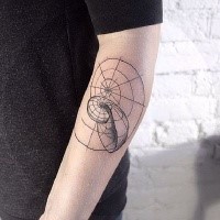 Tatuaggio nautilus in inchiostro nero stile linework semplice sull'avambraccio