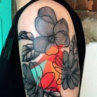 Linework estilo coloreado por Mariusz Trubisz brazo superior tatuaje de flores grandes