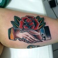 Kleines amerikanisches klassisches Tattoo mit Handschlag und Rose