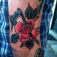 piccola rosa classica americana con falce tatuaggio su gomito