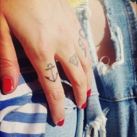 Tatuaje  de ancla sencilla en el dedo