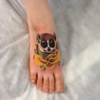 Tatuaje en el pie, lémur pardo en rosa amarilla
