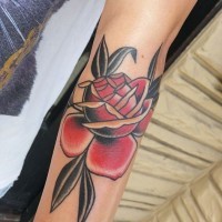 Kleine nette amerikanische klassische Rose Tattoo am Arm