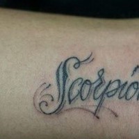 bella scrittura scorpione per i fan tatuaggio su braccio