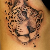 Tatuaje  de guepardo precioso en el costado