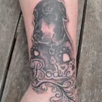 Arm Tattoo mit süßem  Dobermann in Schwarzweiß und Inschrift mit Namen