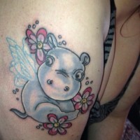 divertente bello ippopotamo cartone animato con ali e fiori tatuaggio su spalla feminile
