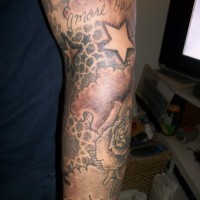 Tatuaje en el brazo, cielos estrellas y rosas
