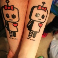 Tatuaje en los antebrazos, pareja de robots adorables