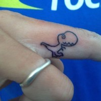 Tatuaje en el dedo, dinosaurio chiquito simple