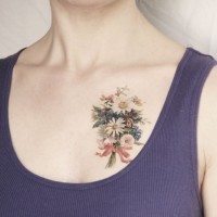 tende bell mazzo di fiori d'epoca tatuaggio su petto