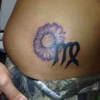 bellissimo fiore astro viola tatuaggio con segno zodiacale su fianco