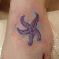 bella viola stella marina su onda tatuaggio su piede