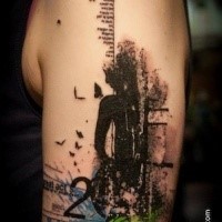 Tatuaje de brazo moderno de aspecto moderno de basura polka huma con batterflies