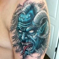 Tatuaje de brazo superior de estilo moderno de monstruo azul con cuernos